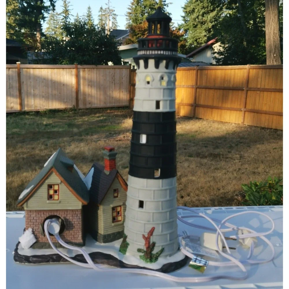 SANTA'S WORKBENCH Fort Augustus Lighthouse Lights Up 2002 Christmas H 12.5